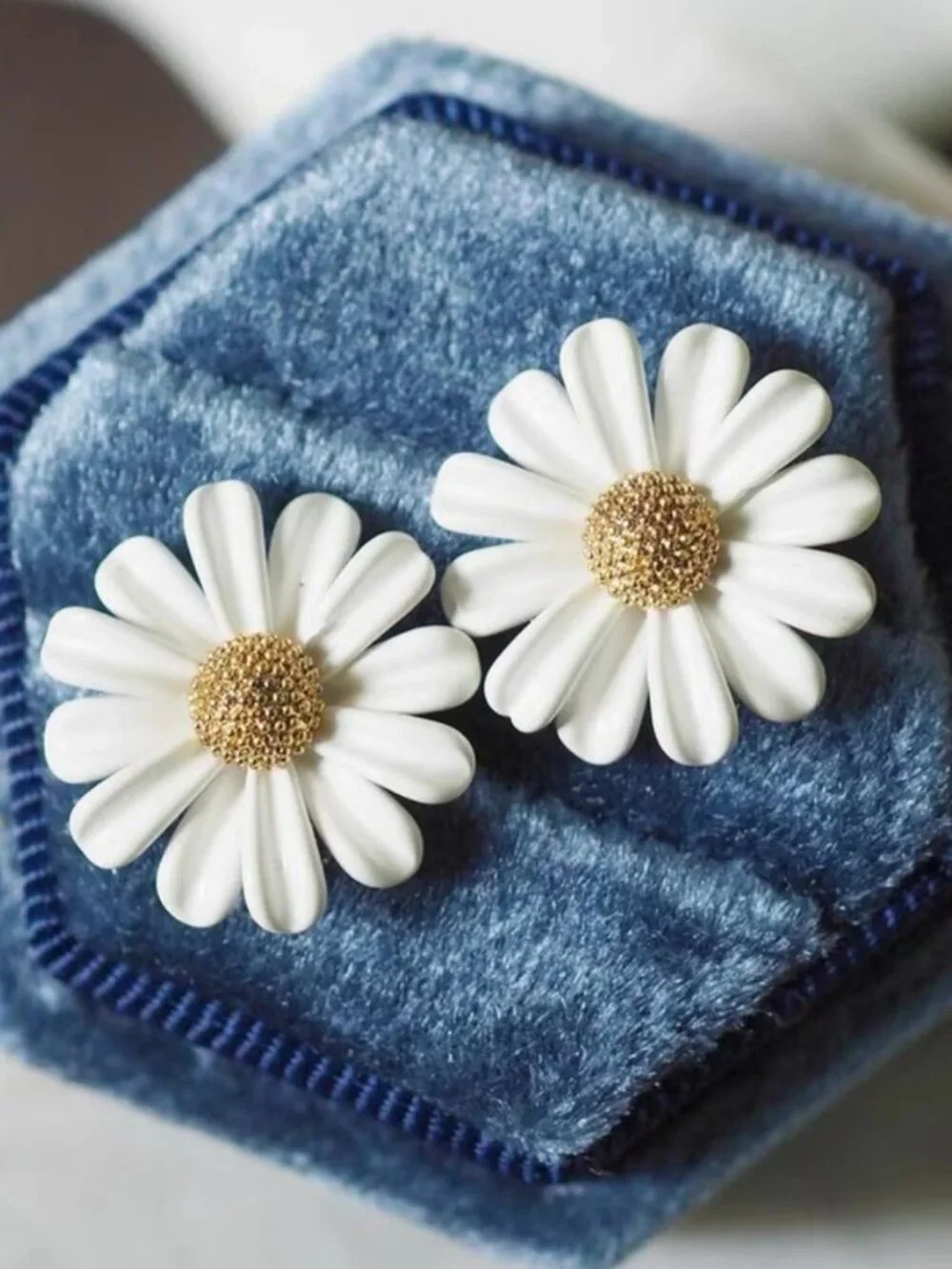 Kate Spade White Daisy Flower Stud Earrings Gold Tone Floral Spring Earrings